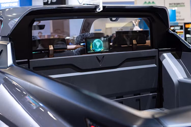 Mới đây, VinFast VF Wild cũng đã xuất hiện tại Triển lãm Bangkok 2024 vào hồi tháng 3 vừa qua nhờ thiết kế ngoại thất đẹp mắt, nội thất ấn tượng. Và giờ đây, người dùng Việt Nam sắp có cơ hội được trải nghiệm trực tiếp mẫu bán tải này.