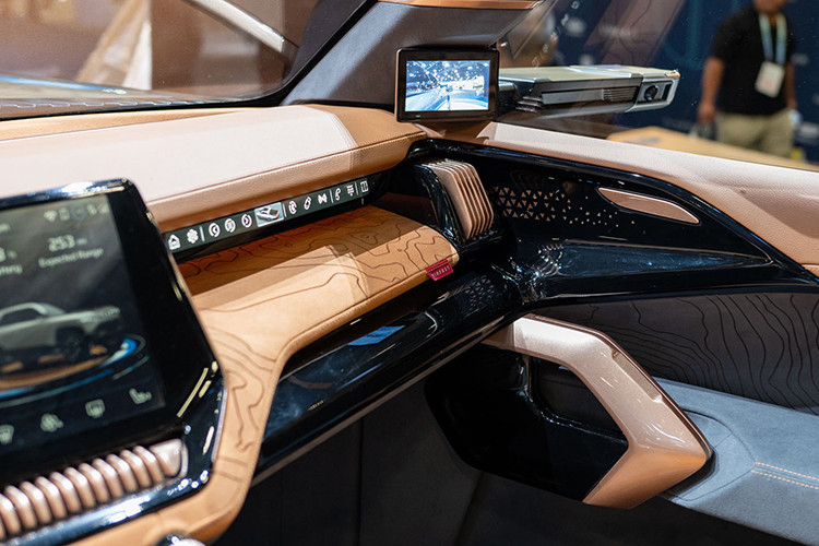 VF Wild cũng được tích hợp cửa sổ trời toàn cảnh và gương chiếu hậu điện tử giúp cải thiện tính khí động học của xe. Thiết kế của VF Wild là sản phẩm của sự hợp tác giữa VinFast và Công ty thiết kế Gomitiv (Úc), thành quả của hơn 8.000 giờ nghiên cứu và phát triển, với sự tham gia của nhiều nhà thiết kế hàng đầu.