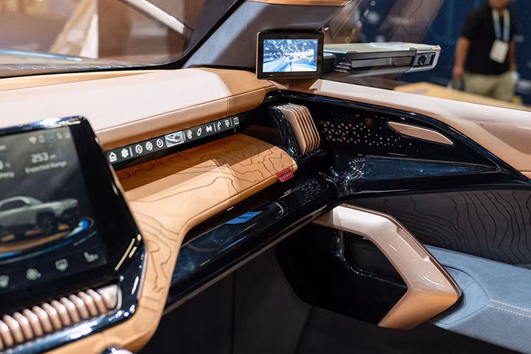 VF Wild cũng được tích hợp cửa sổ trời toàn cảnh và gương chiếu hậu điện tử giúp cải thiện tính khí động học của xe. Thiết kế của VF Wild là sản phẩm của sự hợp tác giữa VinFast và Công ty thiết kế Gomitiv (Úc), thành quả của hơn 8.000 giờ nghiên cứu và phát triển, với sự tham gia của nhiều nhà thiết kế hàng đầu.