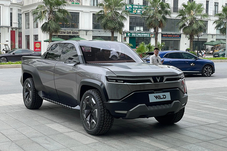 Chiếc xe bán tải VinFast VF Wild chạy điện lộ diện tại Hà Nội và được dự đoán sẽ được ra mắt tại Việt Nam trong thời gian tới đây. Xe sở hữu màu sơn ngoại thất xám, không đeo biển số mà chỉ đeo biển tên xe. 