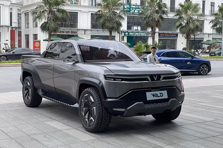 Chiếc xe bán tải VinFast VF Wild chạy điện lộ diện tại Hà Nội và được dự đoán sẽ được ra mắt tại Việt Nam trong thời gian tới đây. Xe sở hữu màu sơn ngoại thất xám, không đeo biển số mà chỉ đeo biển tên xe. 