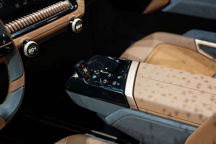 Mẫu xe ý tưởng mới của VinFast cũng ghi dấu ấn với quy ước đặt tên mới mẻ. “Wild” đại diện cho sức mạnh thiên nhiên và tinh thần sẵn sàng thách thức mọi giới hạn để đột phá vươn xa, hướng tới một tương lai xanh cho tất cả mọi người - sứ mệnh mà hãng xe Việt Nam luôn theo đuổi.