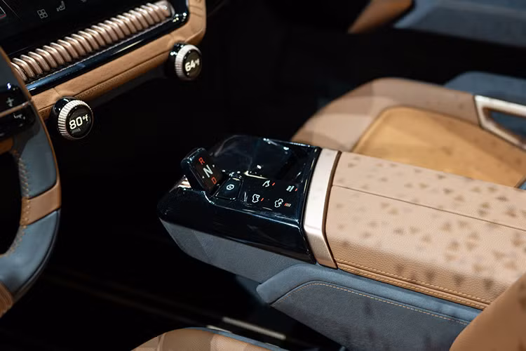 Mẫu xe ý tưởng mới của VinFast cũng ghi dấu ấn với quy ước đặt tên mới mẻ. “Wild” đại diện cho sức mạnh thiên nhiên và tinh thần sẵn sàng thách thức mọi giới hạn để đột phá vươn xa, hướng tới một tương lai xanh cho tất cả mọi người - sứ mệnh mà hãng xe Việt Nam luôn theo đuổi.