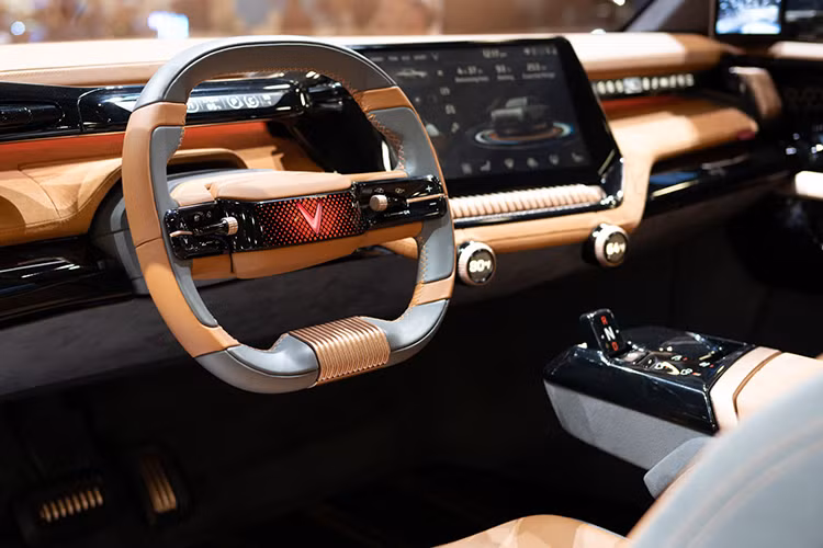 T hông qua tính năng gập tự động của kính chắn gió và hàng ghế sau, giúp tăng chiều dài khoang chứa của xe từ 5 lên đến 8 feet (1.524 đến 2.438 mm). Đây cũng là kích thước dài nhất trong số những mẫu xe cùng phân khúc, giúp người dùng có được không gian rộng rãi để chở đồ, nghỉ ngơi hay giải trí trên xe, tăng tối đa sự tiện dụng.