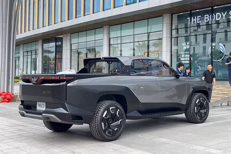 Sự xuất hiện của bán tải điện VinFast VF Wild nhanh chóng nhận được sự quan tâm rất lớn của người dùng. Được biết, mẫu bán tải này hiện đang ở khu Vinhomes Ocean Park Hà Nội, chuẩn bị cho sự kiện trưng bày sắp tới tại Việt Nam. 