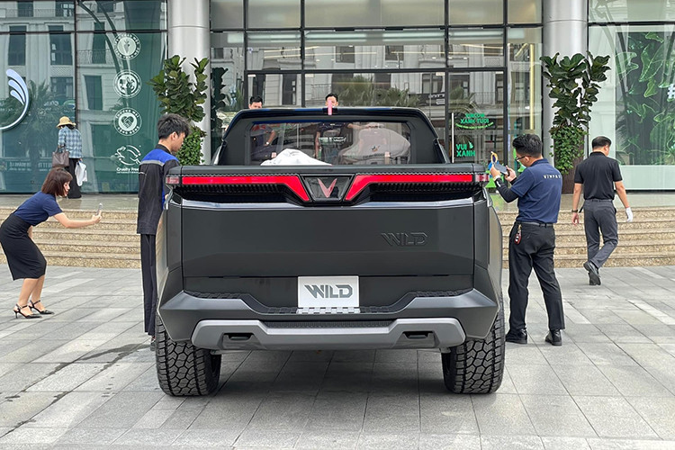 Bên trong, khoang cabin cabin của xe áp dụng phong cách thiết kế hiện đại và hoa mỹ với vô lăng hai chấu lạ mắt. Khu vực bảng táp-lô và cụm điều khiển trung tâm của VF Wild được thiết kế mang đậm chất kỹ thuật số, với rất ít nút vật lý. Đáng chú ý, hàng ghế sau có tới 2 màn hình giải trí riêng phục vụ nhu cầu giải trí của người ngồi hàng ghế thứ hai, không khác gì những mẫu xe sang dù VinFast VF Wild là xe bán tải.