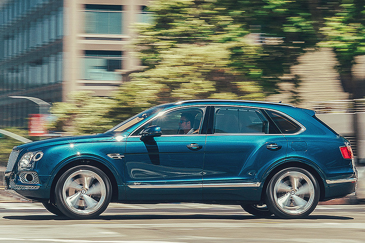 Tại thị trường Anh quốc, giá xe Bentley Bentayga Hybrid được cung cấp với giá bán từ 133.100 bảng Anh (khoảng 3,8 tỷ đồng), trong khi ở châu Âu xe có giá từ 141.100 Euro (khoảng 3,58 tỷ đồng), còn giá bán khởi điểm ở Mỹ là 160.000 USD (tương đương 3,72 tỷ đồng).