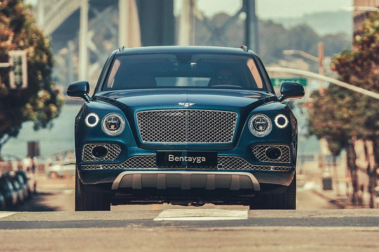 Hãng xe sang Bnetley cho biết, Bentayga Hybrid mới có thể tăng tốc từ 0 - 100 km/h trong 5,5 giây, trước khi cán tới tốc độ tối đa 254 km/h. Theo tiêu chuẩn của WLTP, Bentayga Hybrid có mức tiêu thụ nhiên liệu trung bình 3,5 lít / 100km (hỗ hợp) và lượng phát thải CO2 79 g/km.