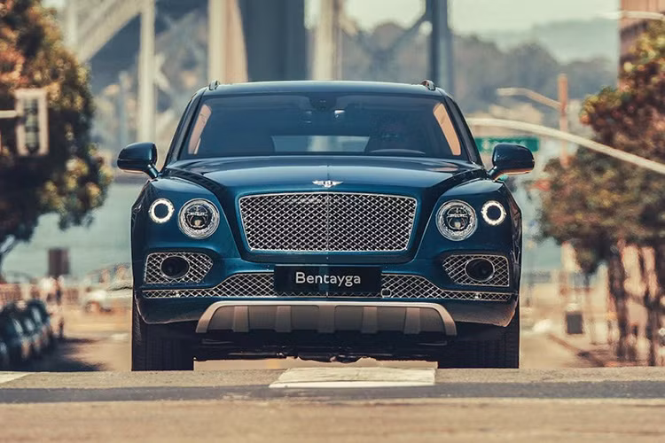 Hãng xe sang Bnetley cho biết, Bentayga Hybrid mới có thể tăng tốc từ 0 - 100 km/h trong 5,5 giây, trước khi cán tới tốc độ tối đa 254 km/h. Theo tiêu chuẩn của WLTP, Bentayga Hybrid có mức tiêu thụ nhiên liệu trung bình 3,5 lít / 100km (hỗ hợp) và lượng phát thải CO2 79 g/km.