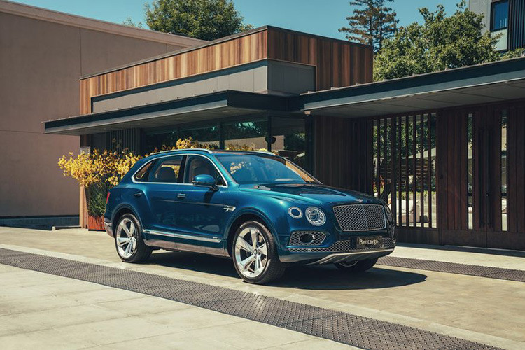 SUV siêu sang Bentley Bentayga Hybrid sở hữu bộ pin lithium-ion 17,3 kWh cung cấp đủ năng lượng để chiếc SUV có thể di chuyển được 39 km khi chạy điện 100%, khối pin này có thể được sạc đầy chỉ trong 2,5 giờ với bộ sạc công nghiệp.