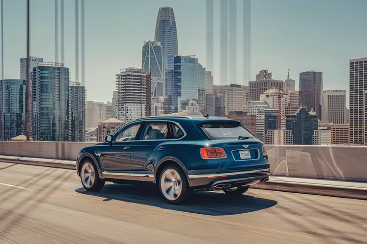 Các đơn giao hàng đầu tiên ở Anh và châu Âu dự kiến sẽ đưa mẫu xe SUV siêu sang Bentley Bentayga Hybrid 2020 mới về vào cuối năm nay, còn ở Hoa Kỳ, việc giao xe sẽ bắt đầu trong quý I năm 2020.