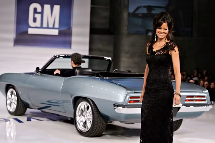 Saturn: Thêm một thương hiệu đã bị "khai tử" nữa lọt vào top những hãng ôtô được lòng phụ nữ, với tỉ lệ người mua nữ/nam lớn hơn tới 63%. Là một hãng xe thuộc tập đoàn GM, những chiếc Saturn thường có giá rẻ, một lần nữa chứng minh rằng phụ nữ hướng tới tính kinh tế nhiều hơn khả năng vận hành.