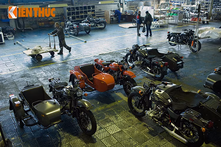 Những chiếc sidecar sau khi hoàn thiện được đặt tại xưởng, sau đó mới chuyển đi. Ural cũng sản xuất một vài phiên bản giới hạn, bao gồm chiếc “Red October” (Tháng 10 đỏ), lấy cảm hứng từ cuốn tiểu thuyết Cold War (Chiến tranh lạnh) và lễ kỷ niệm Cách mạng tháng 10 Nga năm 1917.