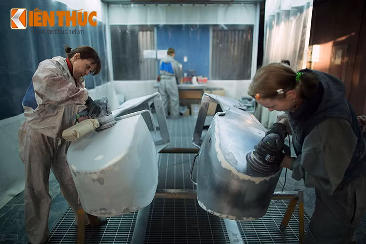 Những công nhân đang đánh ráp bề mặt sidecar để chuẩn bị cho việc sơn. Trong thế chiến thứ 2, những chiếc sidacar được sử dụng làm phương tiện để trinh sát cũng như sơ tán người dân khỏi cuộc chiến.