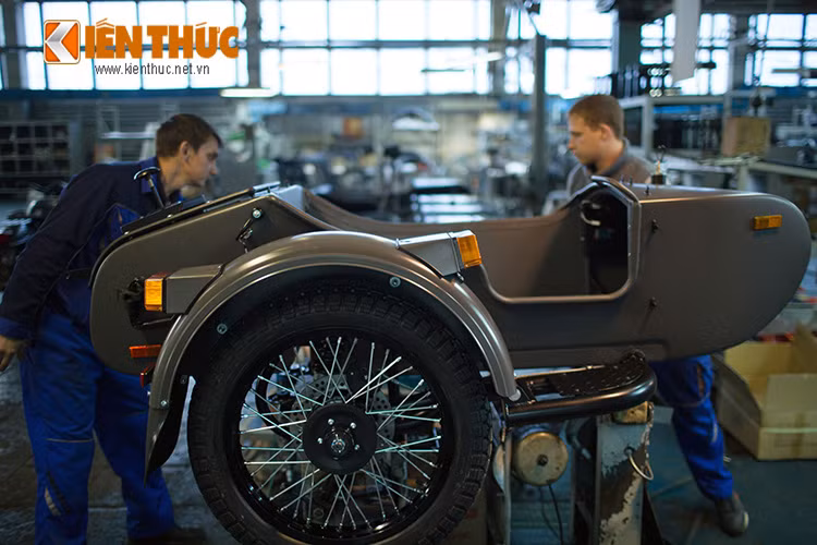 Toàn bộ khâu lắp ráp đều được sử dụng bằng tay bởi những người thợ lành nghề tại đây. Động cơ của những chiếc Ural được sao chép lại từ động cơ BMW R71, một số mẫu xe còn được trang bị cả số lùi, đề nổ hoặc cần khởi động.