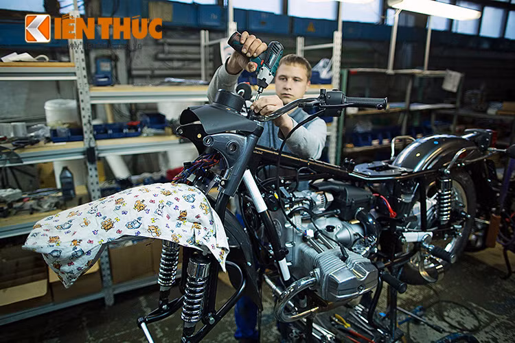 Ural vốn là tên một dãy núi hiểm trở có chiều dài hơn 2.400 km, kéo dài từ vùng địa cực của Nga cho đến miền bắc Kazakhstan. Cái tên này cũng đã được đặt cho hãng sản xuất xe máy và sidecar của Nga trong suốt hàng thập kỷ nay.