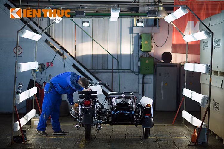 Cũng như những dây chuyền của nhiều hãng xe môtô khác, những chiếc Ural sau khi lắp ráp xong sẽ được đưa đến phòng kiểm tra chất lượng ở khâu cuối cùng để chuẩn bị vận chuyển xe đi đến các đại lý.