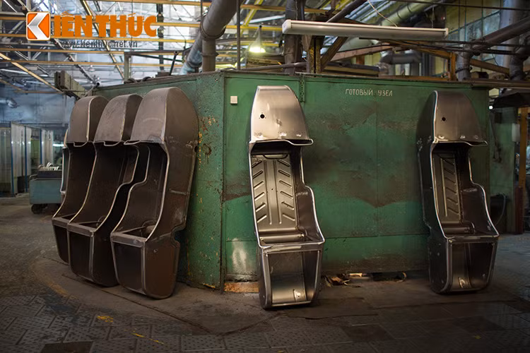 Những chiếc thùng xe sidecar trước và sau khi sơn. Đôi khi những chiếc xe Ural được trang bị hệ dẫn động cả 2 bánh, giúp cải thiện tính năng off-road khi di chuyển trên các địa hình xấu để chạy đồi hoặc rừng...