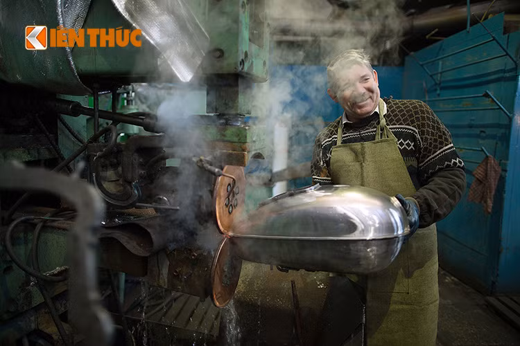 Xưởng sản xuất nguyên thủy này đã được chuyển từ Moscow đến Siberia vào tháng 11/1941 nhằm tránh quân Đức tấn công. Nó nằm ở trên những con dốc của dãy núi Ural, cách thủ đô gần 2000 km.