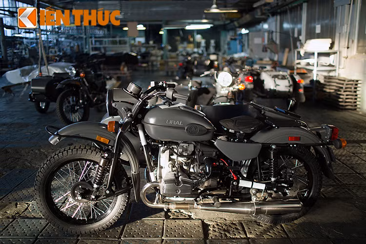 Những chiếc Ural hoàn thiện đã sẵn sàng cho việc chế tác thủ công tiếp theo. Mặc dù thua xa những chiếc xe máy thời nay về tính hiện đại và công nghệ, nhưng Ural lại có một lợi thế rất lớn nhờ thiết kế đơn giản, phụ tùng dễ thay thế.