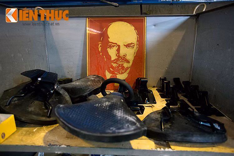 Hình ảnh của người lãnh đạo đảng cộng sản, Vladimir Lenin, được đặt một cách chỉn chu tại xưởng Ural như là một phần của nơi đây. Bên cạnh là những chiếc yên xe của người lái, trải qua hàng chục năm, mẫu mã cũng như những chi tiết của xe vẫn không hề thay đổi.