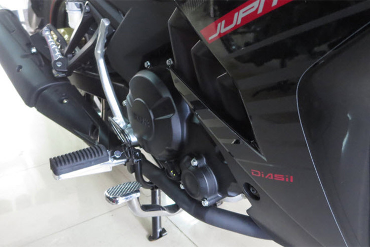 Yamaha MX King 150 phiên bản 2018 nhập khẩu từ Indonesia về Việt Nam được trang bị động cơ 4 thì, xi-lanh đơn, 150 phân khối, công suất 15,4 mã lực tại 8.500 vòng/phút, mô-men xoắn cực đại 13,8 Nm tại 7.000 vòng/phút, hệ truyền động côn tay, làm mát bằng dung dịch.