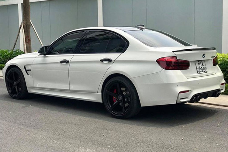 Thông thường các chủ xe BMW 3-Series sau khi sử dụng và muốn "lên đời" sẽ chọn phong cách BMW M3 cho ngoại hình của xe, sau đó biến tấu thêm vài chi tiết khác theo phong cách của riêng mình. Chiếc 330i trong bài viết là một ví dụ điển hình cho việc độ bodykit M3 cho xe.