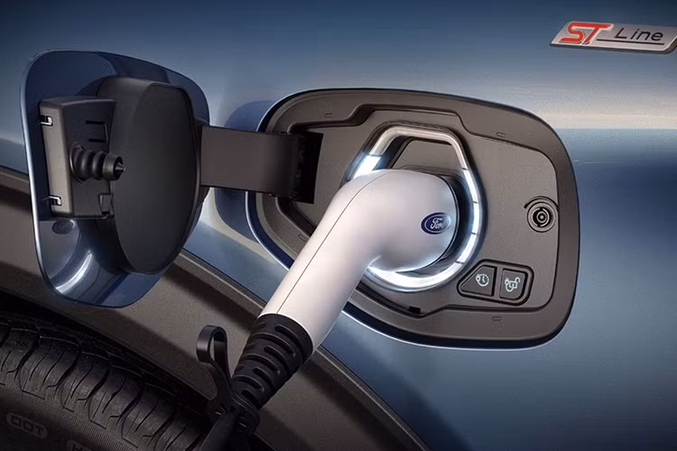 Không chỉ mạnh mẽ, hệ truyền động plug-in hybrid còn giúp Ford Explorer PHEV 2020 chạy hết quãng đường 42 km chỉ bằng mô-tơ điện và tiêu thụ lượng xăng trung bình chỉ 3,1 lít/100 km. Đây là những con số hết sức ấn tượng với một mẫu SUV cỡ lớn như Ford Explorer PHEV 2020. 