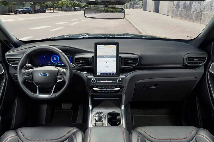 Chưa hết, Ford Explorer 2020 phiên bản tiết kiệm xăng còn dùng hộp số tự động 10 cấp tiêu chuẩn, hệ dẫn động 4 bánh toàn thời gian và hệ thống kiểm soát địa hình Terrain Management System với 7 chế độ lái. Điều này cho phép xe có thể kéo tối đa 2,5 tấn.