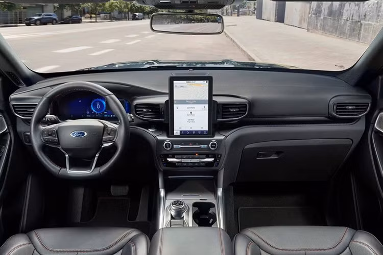 Chưa hết, Ford Explorer 2020 phiên bản tiết kiệm xăng còn dùng hộp số tự động 10 cấp tiêu chuẩn, hệ dẫn động 4 bánh toàn thời gian và hệ thống kiểm soát địa hình Terrain Management System với 7 chế độ lái. Điều này cho phép xe có thể kéo tối đa 2,5 tấn.