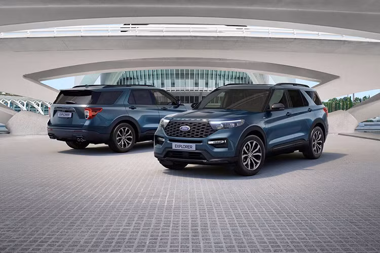 Như vậy, Ford Explorer PHEV 2020 ngang ngửa SUV hạng sang BMW X5 xDrive 45e cũng dùng hệ truyền động plug-in hybrid. Có giá 77.300 Euro (khoảng 83.350 USD hay 1,96 tỷ đồng), BMW X5 xDrive 45e sử dụng động cơ 6 xi-lanh thẳng hàng, dung tích 3.0 lít và mô-tơ điện, tạo ra công suất tối đa 388 mã lực cùng mô-men xoắn cực đại 600 Nm. 