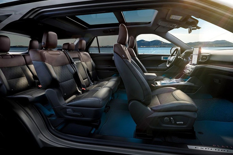 Bên trong Ford Explorer PHEV 2020 là không gian nội thất 7 chỗ và có những trang bị tiêu chuẩn như màn hình cảm ứng điện dung 10,1 inch nằm dọc của hệ thống thông tin giải trí SYNC 3, bảng đồng hồ kỹ thuật số với màn hình 12,3 inch, điều hòa tự động 3 vùng và hệ thống âm thanh B&amp;O 14 loa tiêu chuẩn.