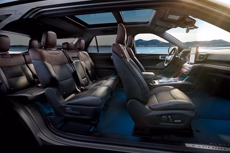 Bên trong Ford Explorer PHEV 2020 là không gian nội thất 7 chỗ và có những trang bị tiêu chuẩn như màn hình cảm ứng điện dung 10,1 inch nằm dọc của hệ thống thông tin giải trí SYNC 3, bảng đồng hồ kỹ thuật số với màn hình 12,3 inch, điều hòa tự động 3 vùng và hệ thống âm thanh B&amp;O 14 loa tiêu chuẩn.