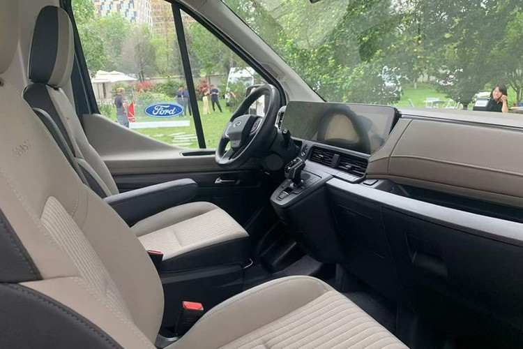 Tại thị trường Trung Quốc, khoang cabin của Transit mới gần như đã được “lột xác”. Nổi bật trên bảng taplo là một màn hình kép 12,3 inch hiện đại. Xe được trang bị nhiều tính năng tiện ích như: khóa thông minh, tương tác bằng giọng nói, sưởi ghế và vô lăng. Bên cạnh đó, xe còn có ghế lái chỉnh điện 8 hướng và tính năng khởi động điều hòa từ xa.