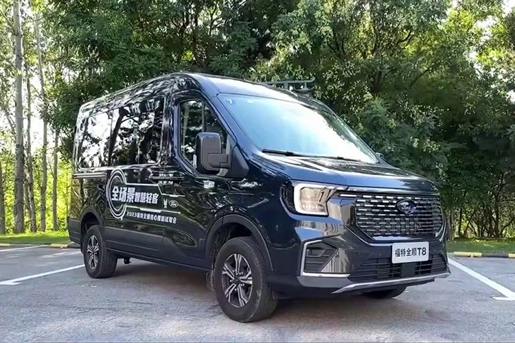 Chưa rõ mức giá xe Ford Transit 2024 cũng như động cơ của mẫu minivan này khi về Việt Nam. Tuy nhiên, tại thị trường Trung Quốc, Transit được trang bị hai tùy chọn động cơ.