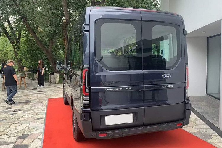 Cũng giống với Ford Transit đang bán tại Việt Nam, thế hệ mới mới của mẫu minivan này vẫn là phiên bản dành cho thị trường Trung Quốc chứ không phải phiên bản toàn cầu. Xe tiếp tục do liên doanh JMC - Ford đã từng phát triển mẫu SUV Territory phát triển và sản xuất.