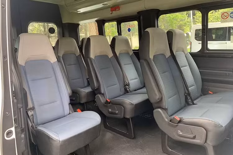 Về trang bị an toàn, Ford Transit mới có gói hỗ trợ lái nâng cao (ADAS) cấp 2.5 cùng hệ thống ổn định thân xe của Bosch. Khung gầm của Transit mới được gia cố bởi 68 điểm bằng thép boron.