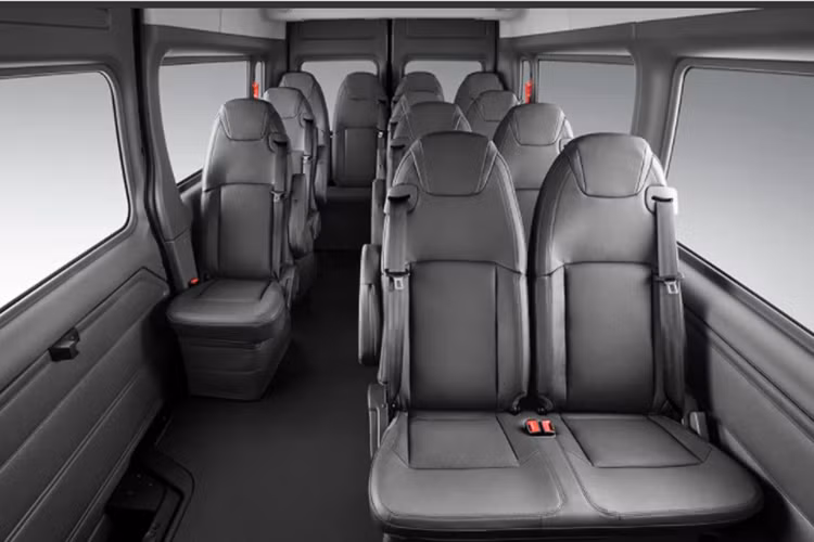 Các tiêu chuẩn thử nghiệm và tiêu chuẩn ăn mòn áp dụng cho Transit thế hệ mới cũng vượt quá tiêu chuẩn chung của ngành. Ngoài ra, Ford Transit mới còn được trang bị hệ thống treo khí nén RAS, cho phép người lái chỉnh độ cao gầm xe thông qua màn hình điều khiển.