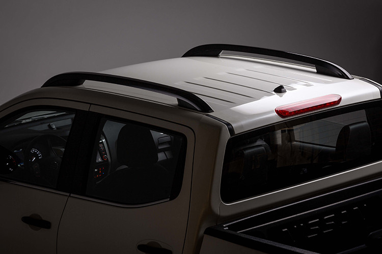 Các chi tiết lưới tản nhiệt, tay nắm cửa và ốp nắp gương được phủ nước sơn đen bóng đi cùng đường viền màu cam nổi bật trên cản trước và trên bệ cửa xe lên xuống mang lại cho xe ngoại hình khoẻ khoẳn đầy cuốn hút.