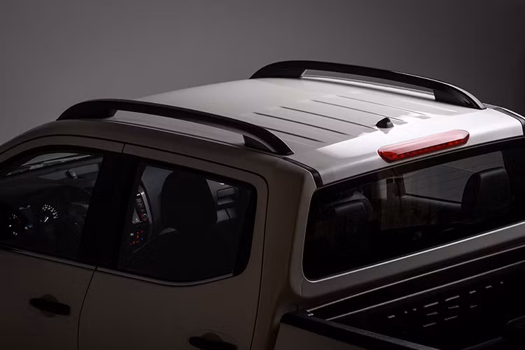 Các chi tiết lưới tản nhiệt, tay nắm cửa và ốp nắp gương được phủ nước sơn đen bóng đi cùng đường viền màu cam nổi bật trên cản trước và trên bệ cửa xe lên xuống mang lại cho xe ngoại hình khoẻ khoẳn đầy cuốn hút.