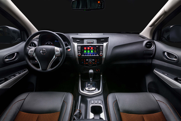 Bên trong khoang lái, Màn hình hỗ trợ lái hiển thị 3D, Màn hình giải trí trung tâm 8 inch tích hợp các thiết bị thông minh cho phép người sử dụng dễ dàng truy cập và thao tác để tận hưởng các tiện ích thú vị; toàn bộ ghế ngồi được bọc da với đường chỉ khâu tương phản màu cam.