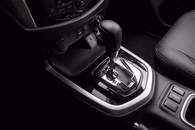 Nissan Navara Black Edition A-IVI sử dụng động cơ dầu có dung tích 2.5 lít cùng hộp số tự động 7 cấp, hệ thống điều khiển cầu điện tử trang bị trên xe cho phép người lái linh hoạt điều chuyển giữa các chế độ 1 cầu (2WD), 2 cầu nhanh (4H) và 2 cầu chậm (4LO) giúp việc chinh phục các cung đường khó trở nên đơn giản và nhẹ nhàng hơn. 