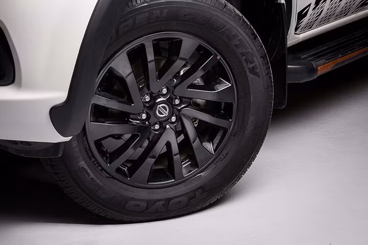 Mẫu xe Nissan Navara Edition A-IVI 2020 mới còn được trang bị thêm la-zăng hợp kim kích thước 18 inch và giá nóc được sơn màu đen đem lại cho xe diện mạo mạnh mẽ, năng động và đậm chất thể thao.