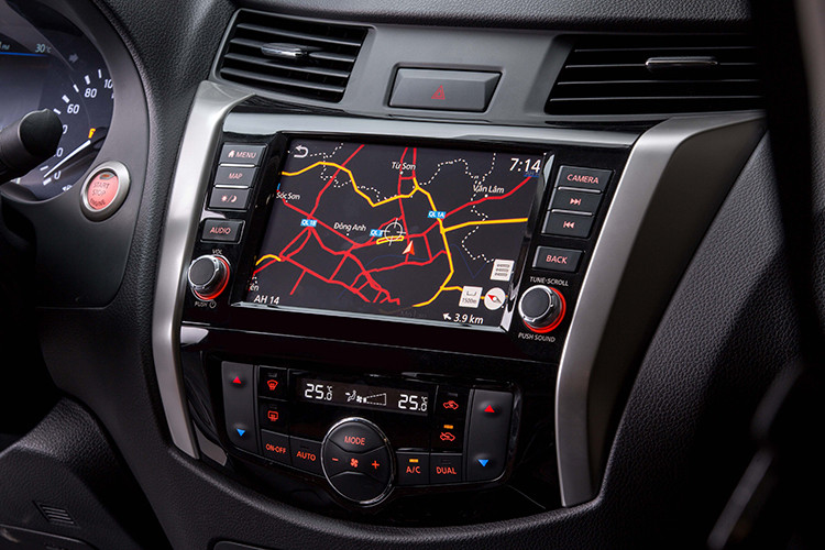 Đặc biệt ghế lái được điều chỉnh điện 8 hướng mang lại cảm giác tiện nghi, sang trọng, hứa hẹn sẽ giúp người dùng có những trải nghiệm đáng nhớ cùng mẫu xe bán tải bền bỉ này.