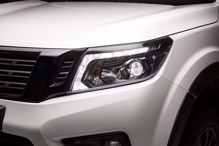 Bên cạnh đó, Nissan Navara Black Edition A-IVI cũng gây ấn tượng bằng thiết kế ngoại thất hiện đại, mạnh mẽ và thể thao trên tông màu đen chủ đạo đi kèm những tông màu của logo dạng decal thể thao trên thân xe. 