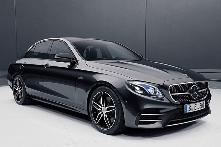 Cao cấp nhất sẽ là bản Mercedes-AMG E53 với động cơ 6 xy-lanh thẳng hàng dung tích 3-lít tăng áp kép dùng công nghệ EQ Boost cho công suất 429 mã lực (320 kW/435 PS) và mô men xoắn 520 Nm (384 lb-ft).