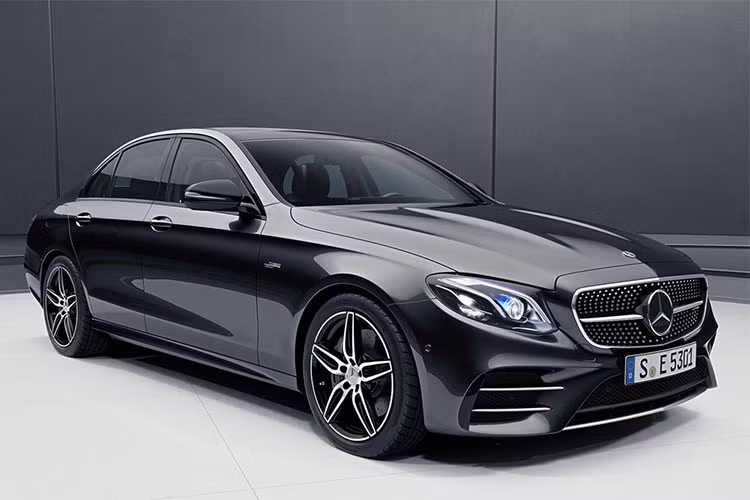 Cao cấp nhất sẽ là bản Mercedes-AMG E53 với động cơ 6 xy-lanh thẳng hàng dung tích 3-lít tăng áp kép dùng công nghệ EQ Boost cho công suất 429 mã lực (320 kW/435 PS) và mô men xoắn 520 Nm (384 lb-ft).