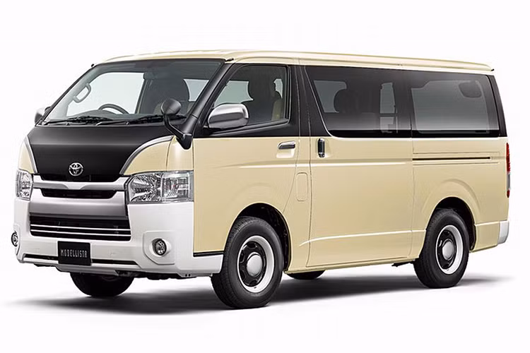 Toyota đã đưa ra giá bán lẻ đề xuất tại thị trường Nhật Bản. Trong đó, phiên bản máy dầu loại dẫn động cầu sau – 2WD có giá tham khảo từ 3.926.880 yên (khoảng 796 triệu đồng) và 4.231.440 (858 triệu đồng) cho phiên bản 2 cầu 4WD. Bên cạnh đó, phiên bản máy xăng 1 cầu có giá từ 3.333.280 Yên (khoảng 675 triệu đồng). 