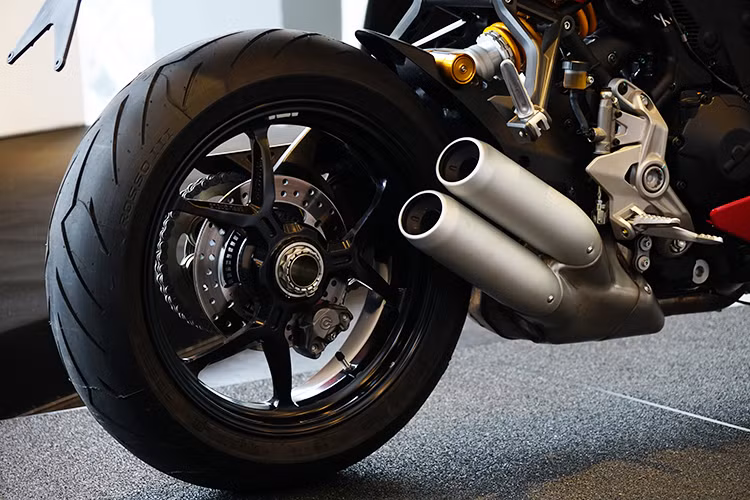 Xe được trang bị hệ thống xả 2-1-2 với cặp ống pô nằm ngay sau bàn đặt chân bên phải. Trên mẫu xe này, ngoài việc trang bị cho bản S các tính năng mới thì phiên bản tiêu chuẩn - khách hàng cũng có thể mua và trang bị thêm ốp yên sau và công nghệ sang số nhanh do Ducati cung cấp.