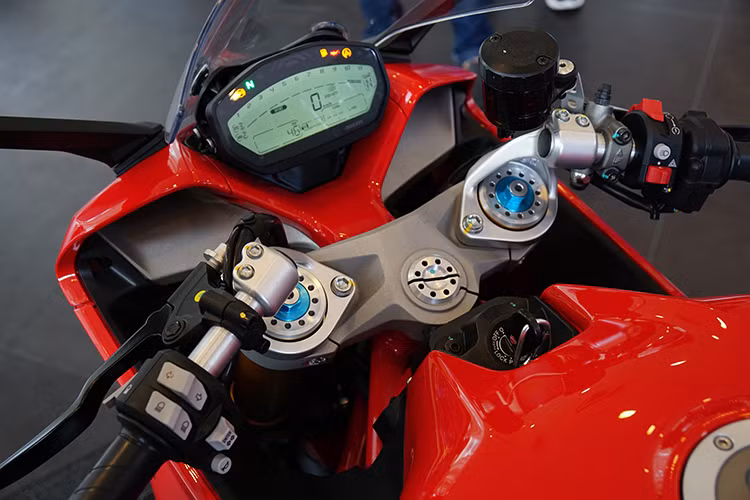 Theo đại diện Ducati cho hay, mẫu SuperSport mới này mang trong mình gen của dòng môtô thể thao nhưng lại vô cùng linh hoạt. Bạn có thể dùng nó làm phương tiện đi lại hàng ngày. Đồng hồ của xe hiển thị dạng LCD, cung cấp đầy đủ thông tin cơ bản, cùng những tính năng cao cấp như báo tin nhắn, chơi nhạc và thông báo trên điện thoại.